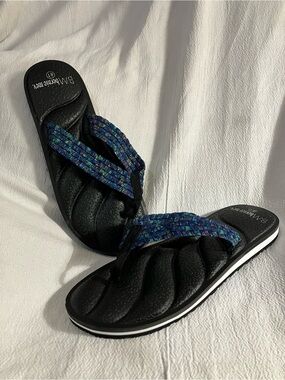 bernie mev. Black Cushioned Flip-Flops with Blue Multi-Patterned Straps